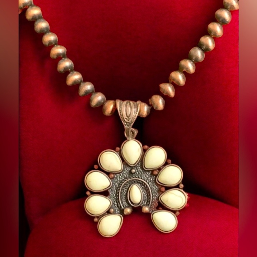 💥2/$24 or 3/$30💥 Boho Western Chic Cream and Bronze Necklace. NWT - Picture 1 of 5